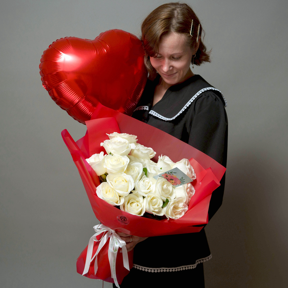 Набор с букетом-сердце из белых роз 50 см (Эквадор)