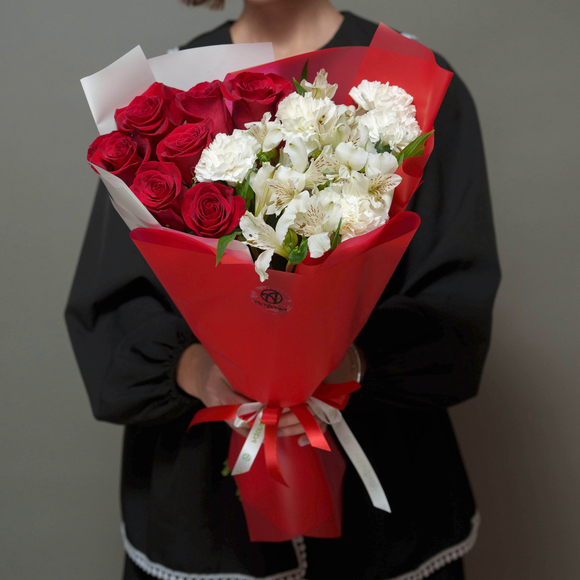 Букет из красных роз Эквадор 50 см, альстромерии и диантусов - M
