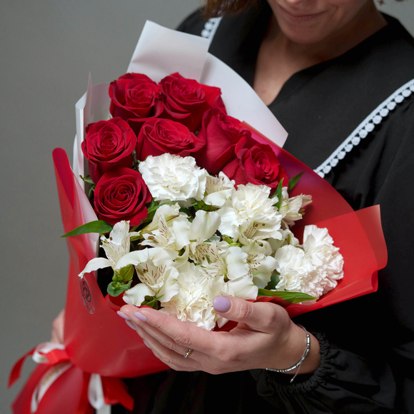 Букет из красных роз Эквадор 50 см, альстромерии и диантусов - M