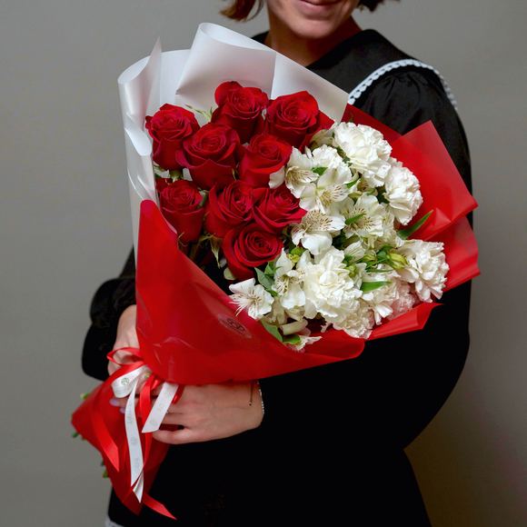Букет из красных роз Эквадор 50 см, альстромерии и диантусов - L