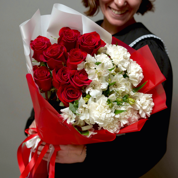 Букет из красных роз Эквадор 50 см, альстромерии и диантусов - L