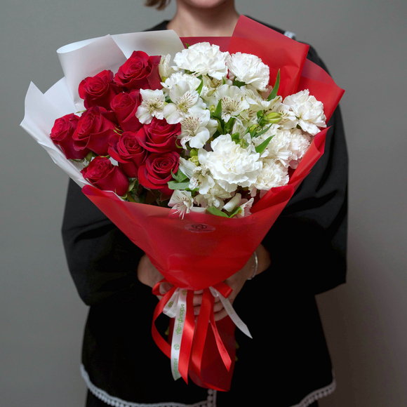 Букет из красных роз Эквадор 50 см, альстромерии и диантусов - L