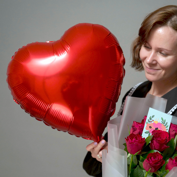 Набор размер S с красным букетом-комплиментом в корейской матовой пленке