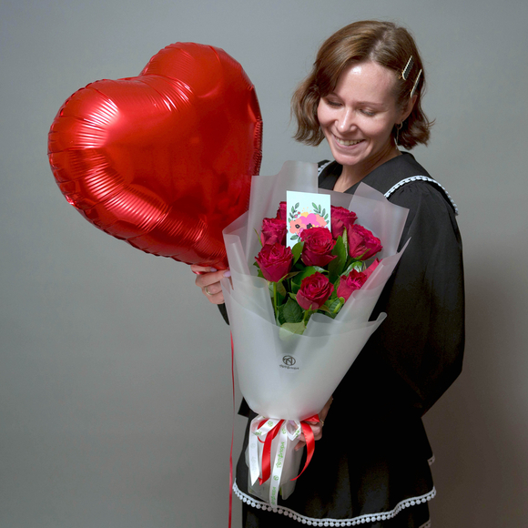 Набор размер S с красным букетом-комплиментом в корейской матовой пленке
