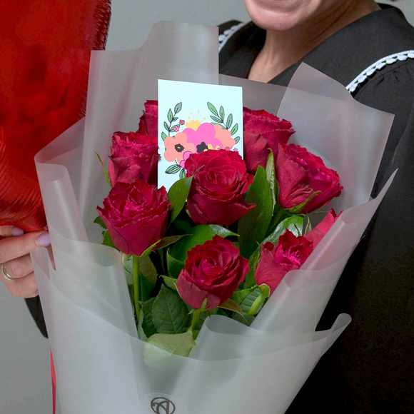 Набор размер S с красным букетом-комплиментом в корейской матовой пленке