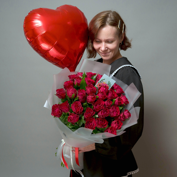 Набор размер L с букетом 35 красных роз Кения (50 см) в корейской матовой пленке