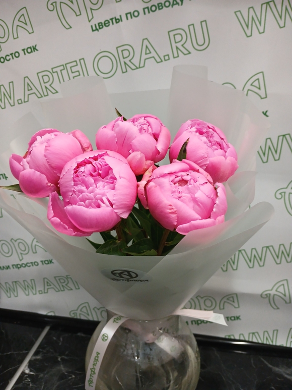 Букет из 5 малиновых пионов (Россия)