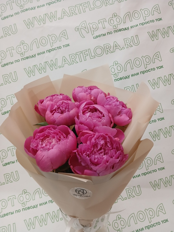 Букет из 7 малиновых пионов (Россия)
