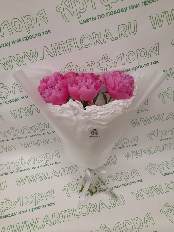 Букет из 5 малиновых пионов (Россия)