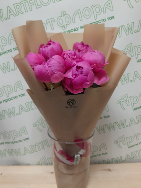 Букет из 7 малиновых пионов (Россия)