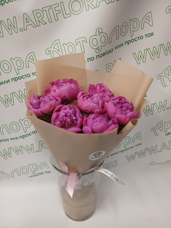 Букет из 7 малиновых пионов (Россия)