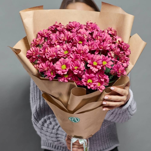 Букет из 9 розовых кустовых хризантем Бакарди (ромашка) в корейской упаковке