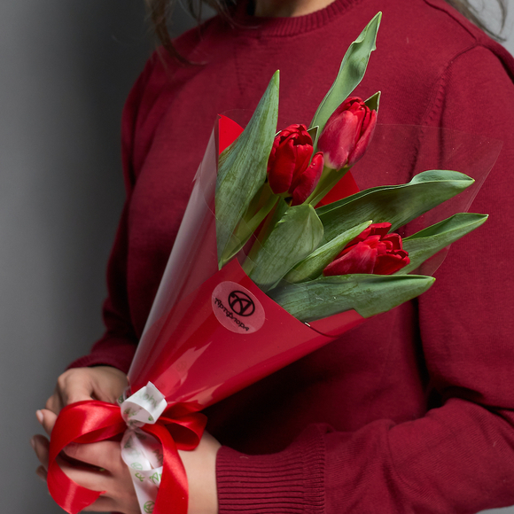 3 красных тюльпанов