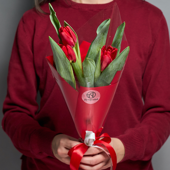 3 красных тюльпанов