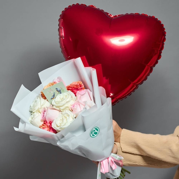 Набор размер S с букетом 11 роз нежный микс 50 см (Эквадор) в корейской упаковке