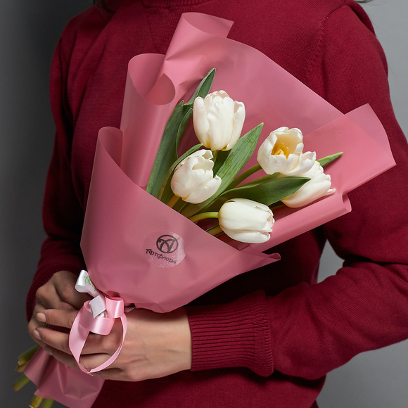 5 белых тюльпанов в корейской упаковке