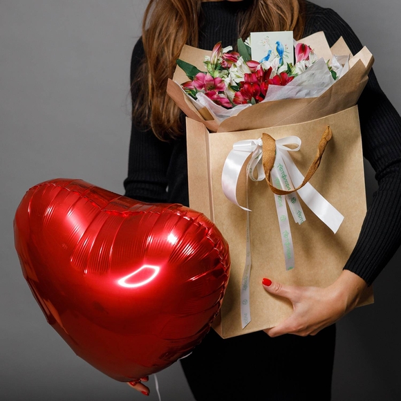 Набор с крафт-пакетом с альстромерией микс