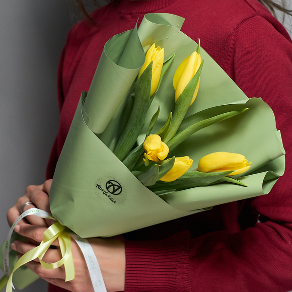 5 желтых тюльпанов в корейской упаковке