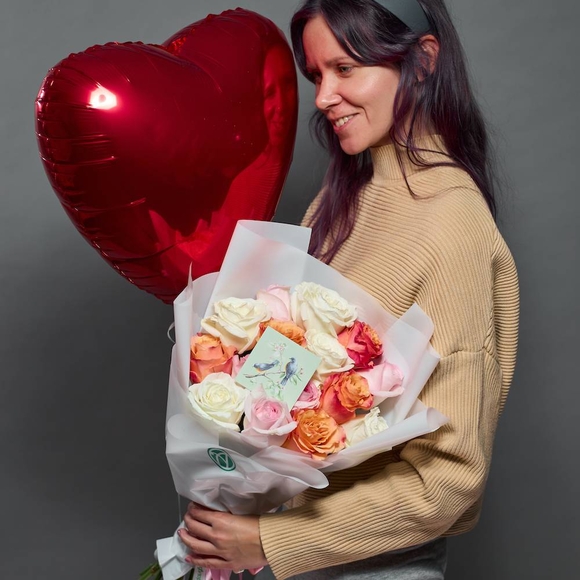 Набор размер S с букетом 11 роз нежный микс 50 см (Эквадор) в корейской упаковке
