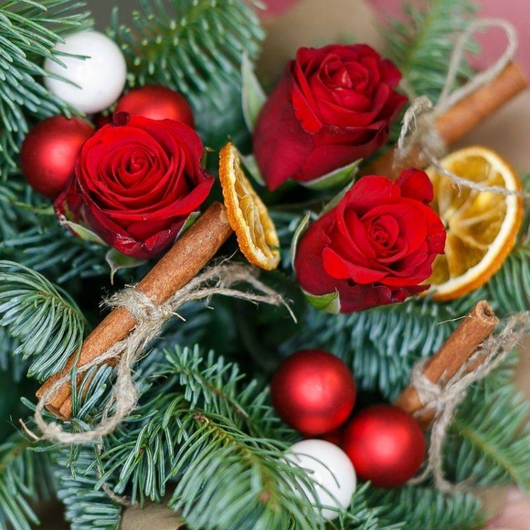 Новогодний букет-комплимент из красных роз 50 см (Кения)