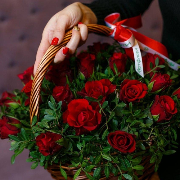 25 красных роз Кения с зеленью в корзине