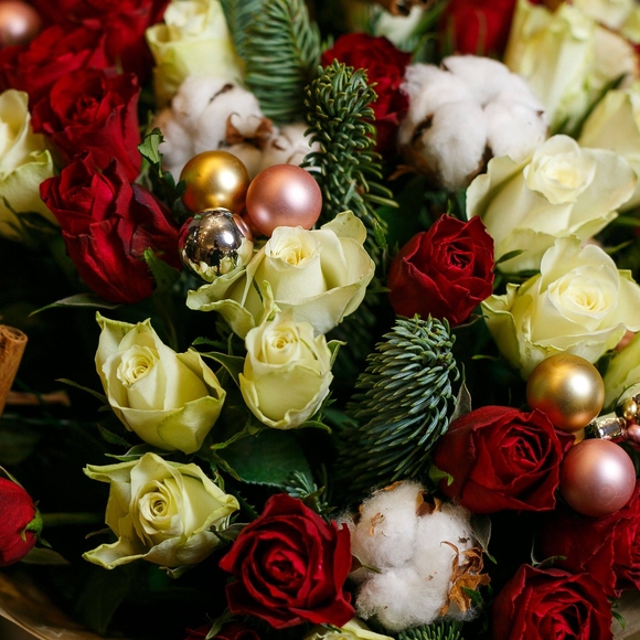 Новогодний букет из 51 красной и белой розы 50 см (Кения)