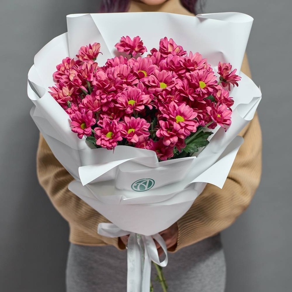 Букет из 5 розовых кустовых хризантем Бакарди (ромашка) в корейской упаковке
