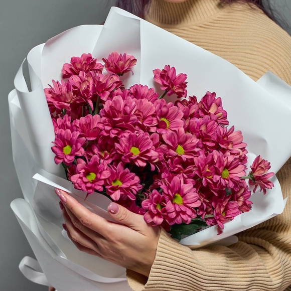 Букет из 5 розовых кустовых хризантем Бакарди (ромашка) в корейской упаковке