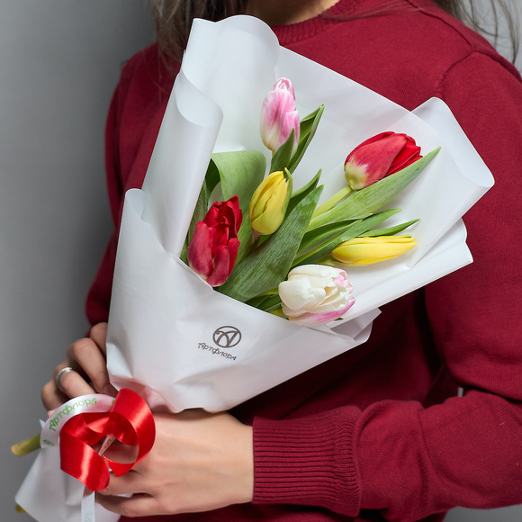 7 тюльпанов микс в корейской упаковке