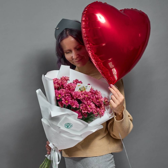 Набор размер ХS с букетом из 5 розовых кустовых хризантем Бакарди (ромашка) в корейской упаковке