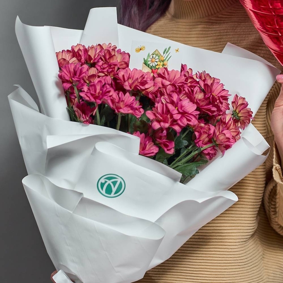 Набор размер ХS с букетом из 5 розовых кустовых хризантем Бакарди (ромашка) в корейской упаковке