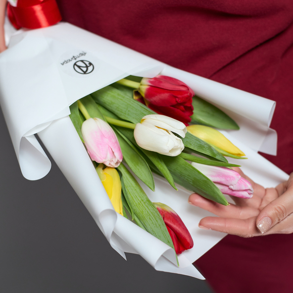 7 тюльпанов микс в корейской упаковке