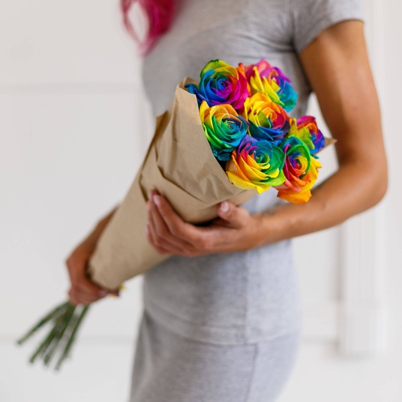 Букет из 7 радужных роз 70 см (Эквадор)