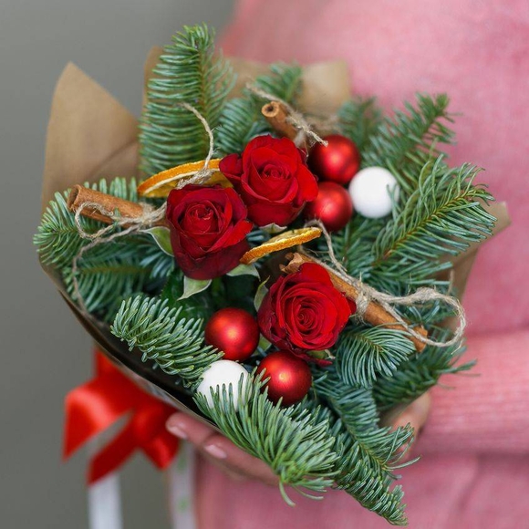 Новогодний букет-комплимент из красных роз 50 см (Кения)
