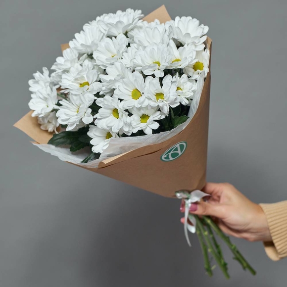 Крафт-сумочка с букетом из белой кустовой хризантемы Бакарди