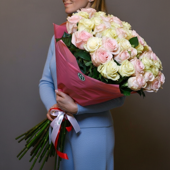 Букет из 51 белой и розовой розы 70 см (Эквадор)