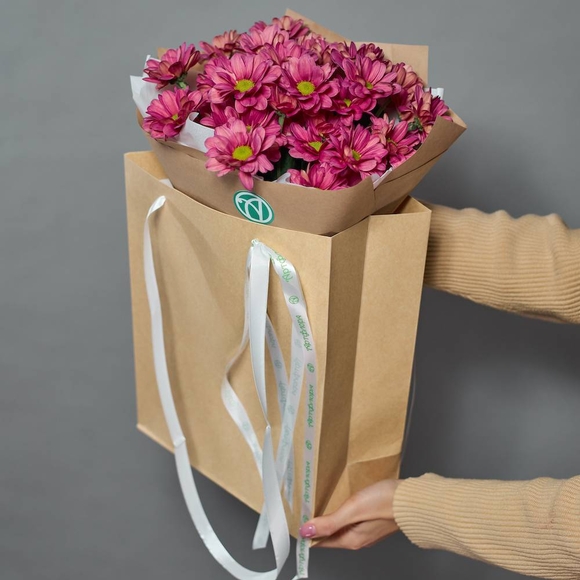Крафт-сумочка с букетом из розовой кустовой хризантемы Бакарди