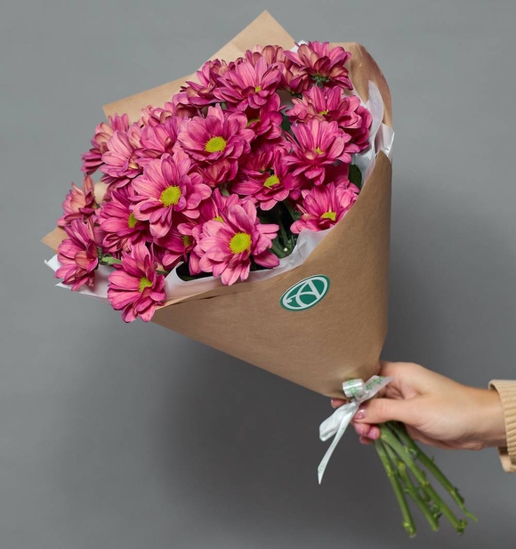 Крафт-сумочка с букетом из розовой кустовой хризантемы Бакарди