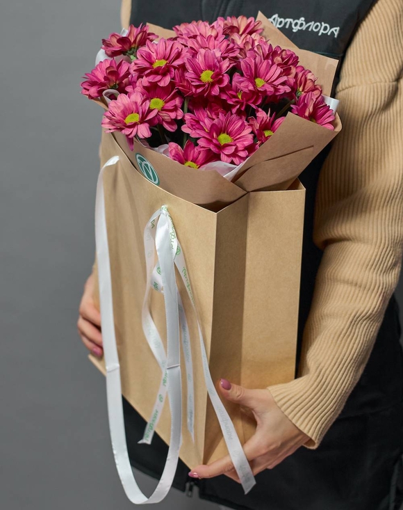 Крафт-сумочка с букетом из розовой кустовой хризантемы Бакарди