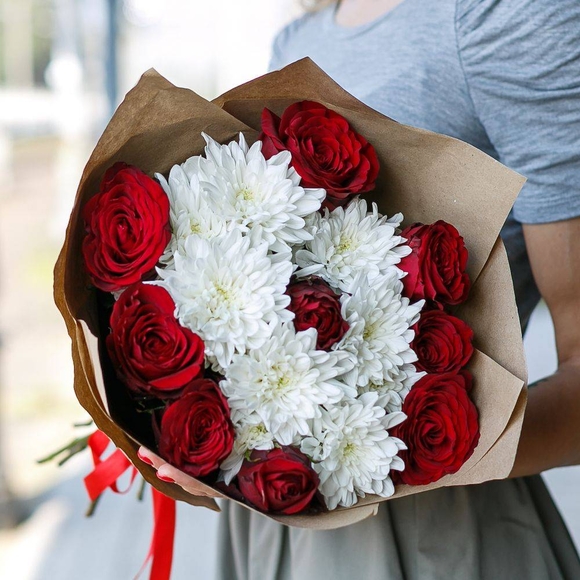 Букет из красных роз и кустовых хризантем - S