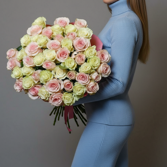 Букет из 51 белой и розовой розы 70 см (Эквадор)