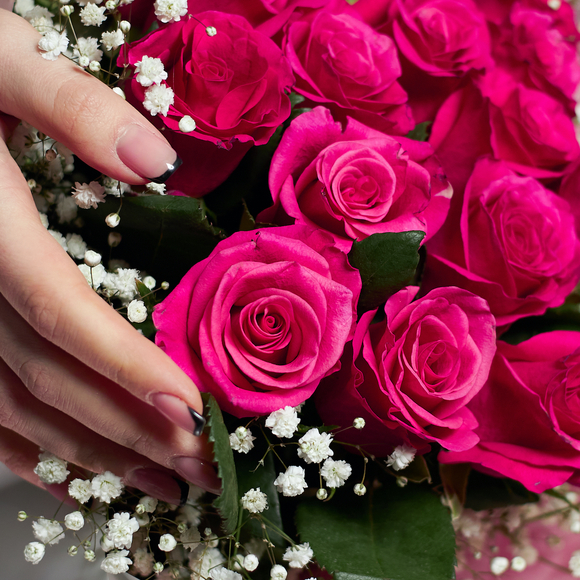 Букет из розовых роз 50 см (Кения) и гипсофилы - L в корейской упаковке