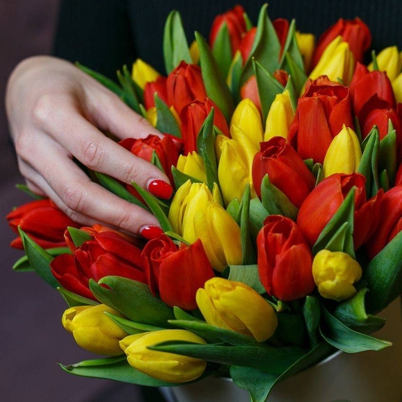 35 тюльпанов яркий микс в шляпной коробке small