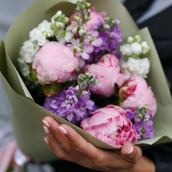 Букет из пионов и маттиолы микс - S