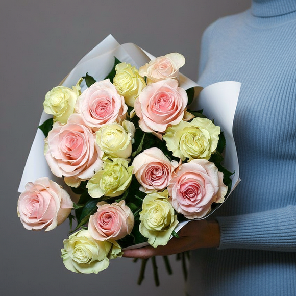 Букет из 15 белых и розовых роз 70 см (Эквадор)