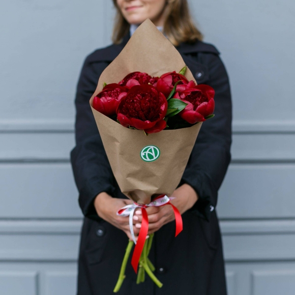 Букет из 5 бордовых пионов (Голландия). АКЦИЯ!