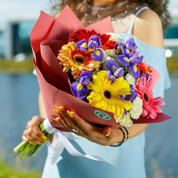 Букет из гербер, белых кустовых роз и ирисов - М