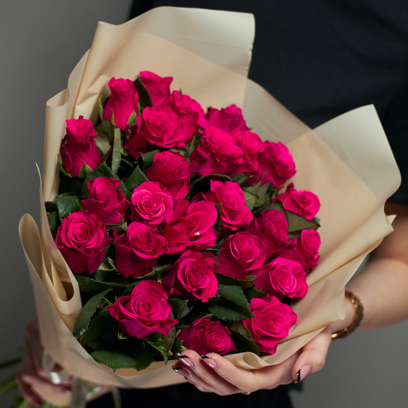 Букет из 25 розовых роз 50 см (Кения) в корейской упаковке