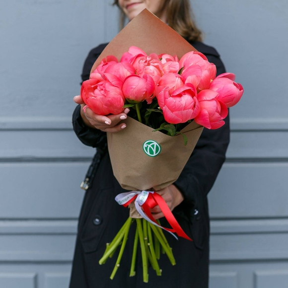 Букет из 15 коралловых пионов (Голландия)