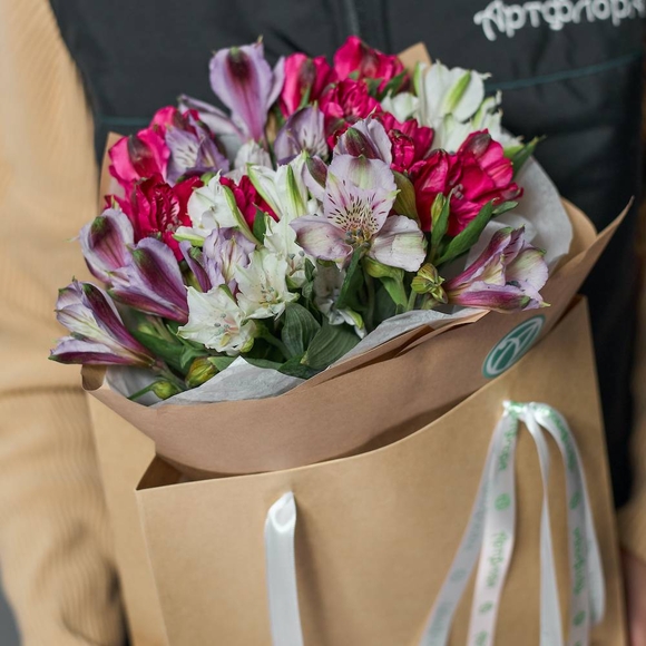 Крафт-сумочка с букетом из альстромерий микс